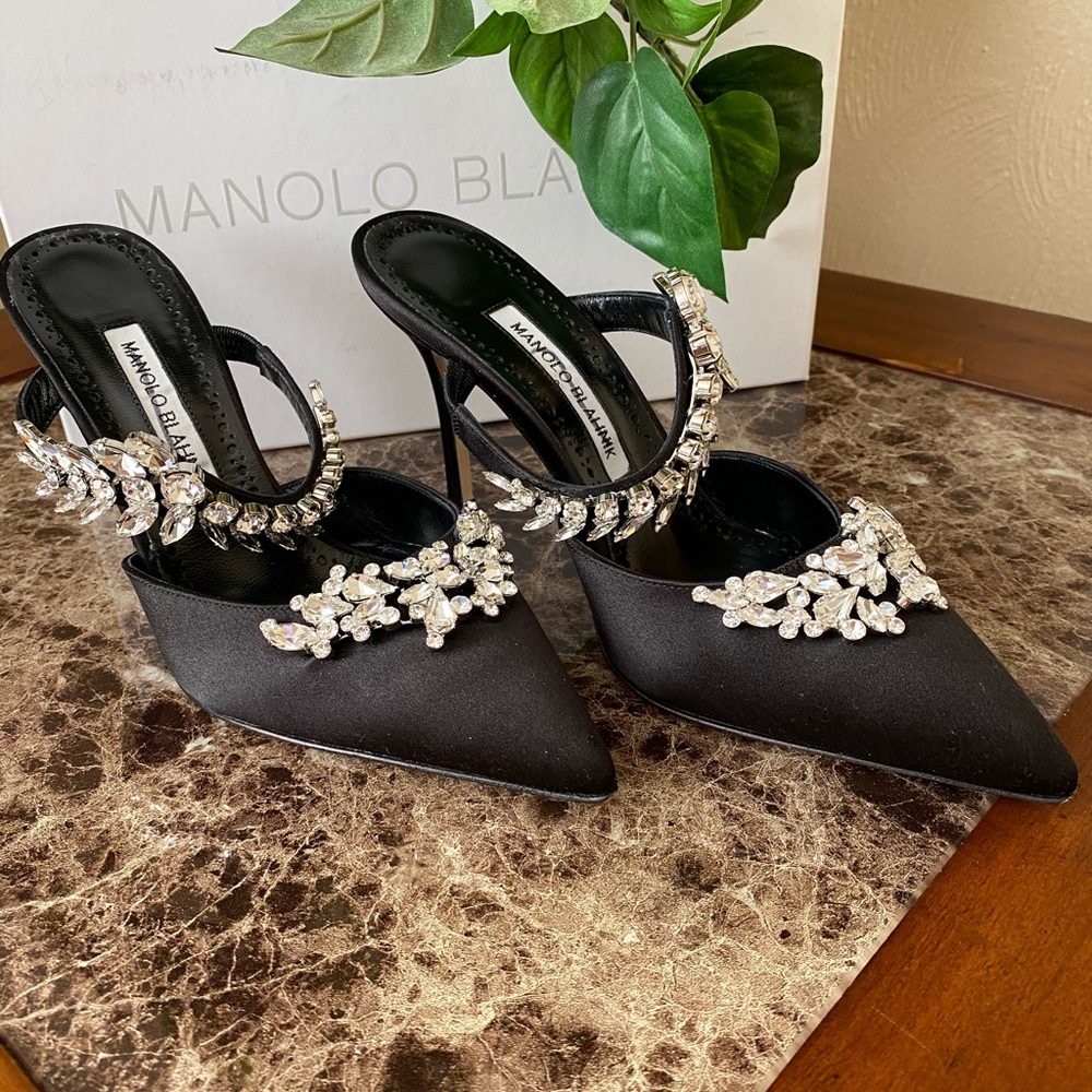 Manolo Blahnik
Lurum 90 Crystal-Embellished Satin Mules